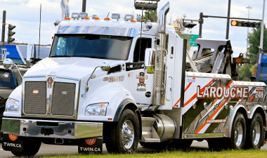 Century 7035 (35 tonnes), coffre en aluminium, patte hydraulique extensible, lève-roue (wheel lift) low rider 138" • Camion T-880 avec couchette intégrale de 40", automatique