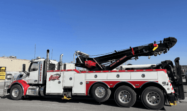 Dépanneuse Miller Century, Modèle 1150, 50 tonnes, 3 sections, Coffres et coffre tunnel en aluminium, 5 treuils au total, Panoplie d’accessoires, Sur Peterbilt 567