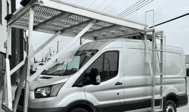 Projets spéciaux / Special projects: Plateforme en aluminium sur mesure avec structure installée sur pare-chocs et toit de Ford Transit. Butoirs de caoutchouc Gyrophare Echelle de côté avec barre d’attachement sécuritaire et garde-corps