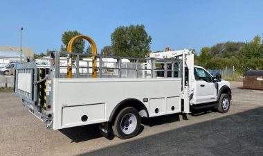 Camion pour service de pneus; boîte de service avec coffres de rangement et ridelles; Grue télescopique modèle 3200; Monte-charge en acier galvanisé et plus!